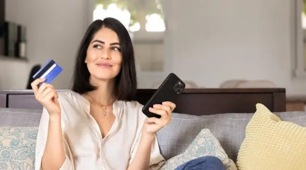 Credit rapid vs. avans pe card: care alegi când ai nevoie urgent de bani?