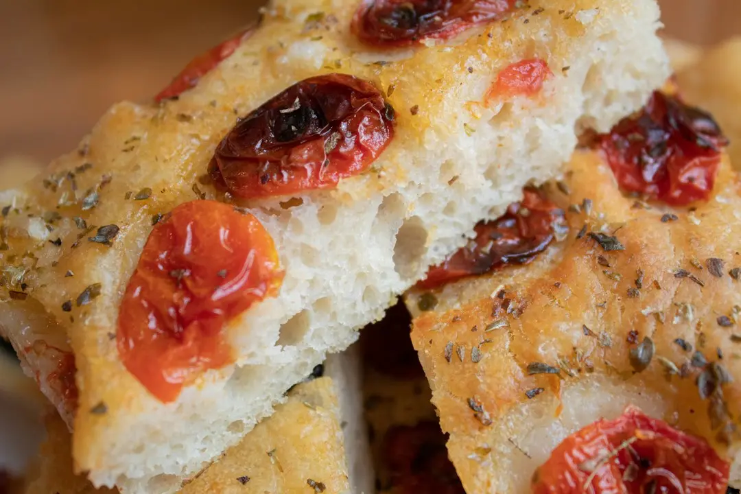 Focaccia pufoasă fără frământare, preparată rapid în air fryer