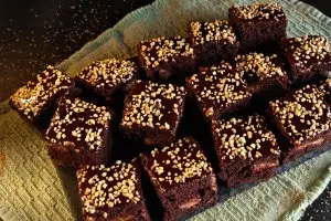 Negresă cu prune: desert casnic, pufoas și îmbrăcat în ciocolată!