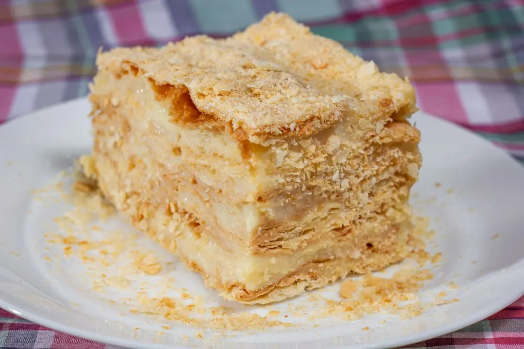 Prajitură cremoasă cu mere, un desert delicat în straturi