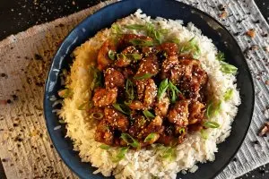 Pui asiatic rapid cu orez și sos de soia delicios