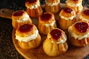 Savarine de casă perfecte - Pufoase, aromate și bine însiropate
