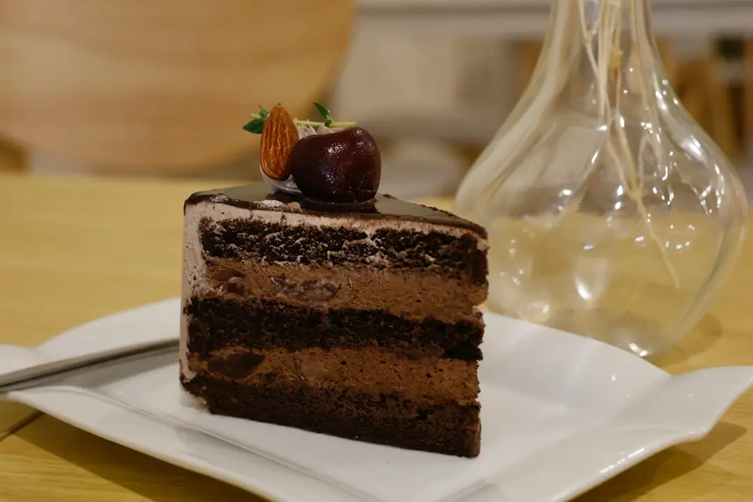 Tort de ciocolată cu fructe de pădure și mascarpone pentru aniversare
